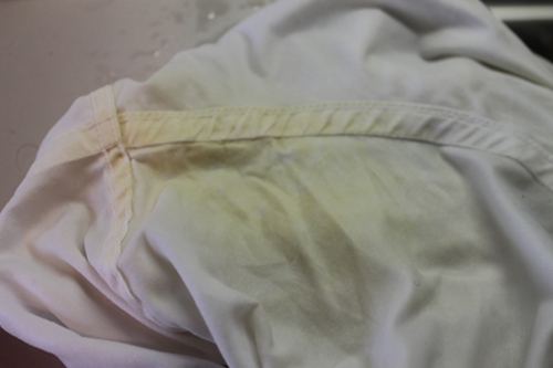 Read more about the article Yellow stains on white clothes? Remove them using household products!