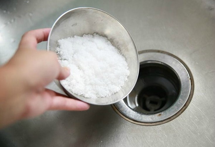 Read more about the article 12 ways to use salt around the house