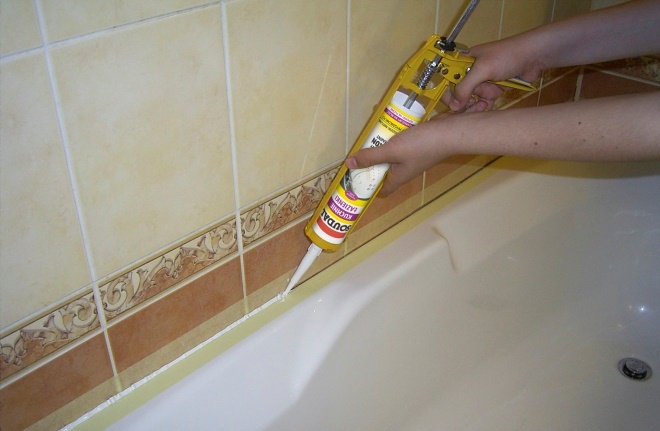 How to replace the grout around the bathtub and sink with silicone sealant