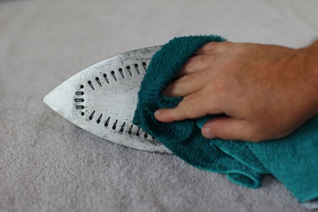 3 Cheap And Fast Methods To Clean The Bottom Of Your Steam Iron