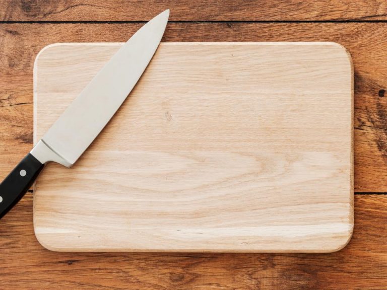 Read more about the article How To Clean And Disinfect Correctly Wooden Kitchen Utensils