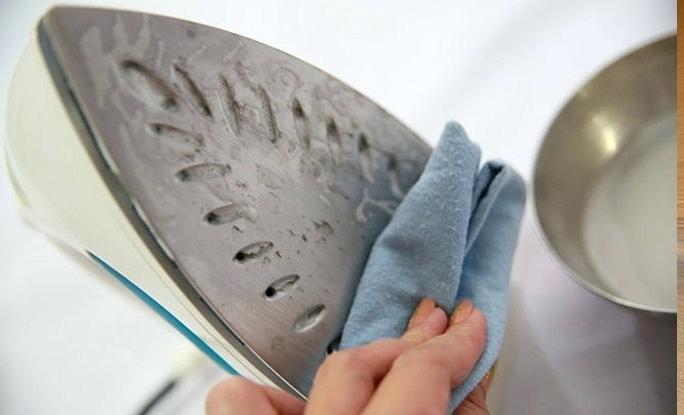 Read more about the article Vinegar-Based Solution To Clean Effectively A Burnt Iron Soleplate