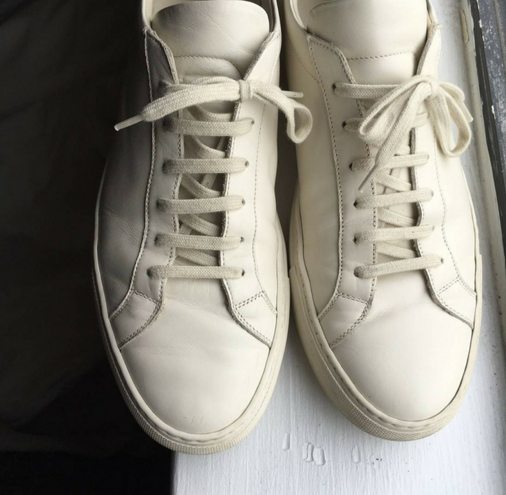 Read more about the article Keep White Sneakers Looking Brand New With This DIY Super Cleaner