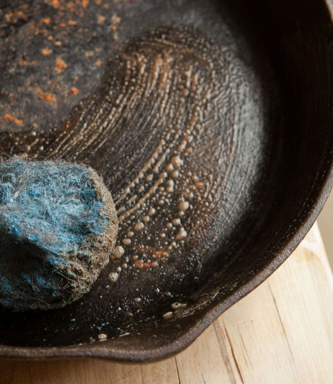 Read more about the article How To Wash, Care And Maintain For Cast-Iron Cookware. Remove Burnt Grease And Rust
